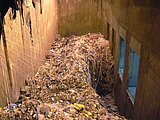 Blick in den Müllbunker, der bis zu den Fenstern gefüllt ist.