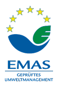 EMAS-Logo mit stilisiertem Blatt und Welle, umgeben von gelben Sternen, darunter Text „EMAS Geprüftes Umweltmanagement“.